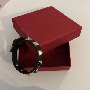 Svart Valentino armband  - intressekoll på svart valentino armband, fråga om fler bilder, kommer med box och tillbehör. Skriv prisförslag, nypris 3100kr. Som ny. Funkar för killar(!KÖP INTE UTAN ATT SKRIVA MED MIG INNAN!) 