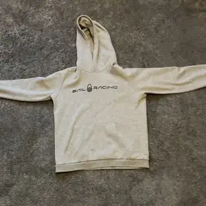 Grå sail racing hoodie i storlek 170 men passar S. bra skick