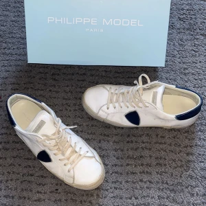 Philip models skor  - Allt og finns kvitto/ köpe bevis. Skorna är i rätt så bra skick då jag inte haft dom sålänge. Säljer för att blivit sugen på ett par andra skor 