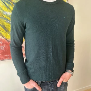 J.lindeberg tröja - GRISCHAR SE HIT! Jättefin j.lindeberg u ringad tröja i 100% merino ull. Väldigt sparsamt använd och extremt fräsch. Nypris 1200 spänn. Bara att höra av er vid funderingar. Passar S - M 🔥🔥