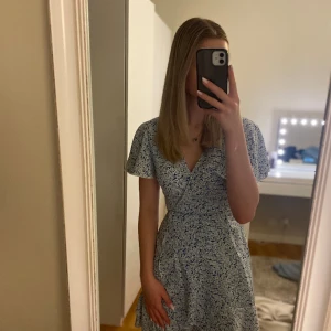 Blå blommig klänning  - Säljer den här fina klänningen från Vera Moda då den tvärt blivit för liten🩵 köpt för några år sedan för 500 och den är i fint skick🩵