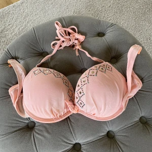 Bikiniöverdel  - Bikiniöverdel  Super fint skick 💗 Stl M - L? 