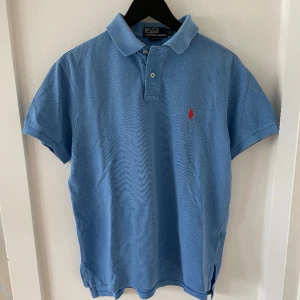 Ralph lauren piké - Ritkigt snygg Ralph lauren piké i fint skick. Storlek M men passar även S.  Skriv vid frågor eller funderingar 