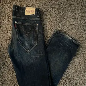 En äldre modell Levis jeans i grymt skick som inte produceras längre, Levis 504 straight fit med mycket unika detaljer. 