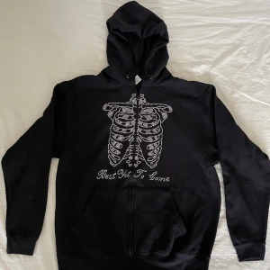 Rhinestone hoodie  - Rhinestone hoodie skick 10/10. Säljer den då den inte andvänds längre. Skriv pm för mer frågor.