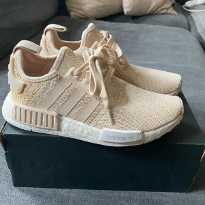 Adidas boost NMD r1 - Adidas boost NMD r1 i beige. Använda 1-2 ggr. Storlek 38