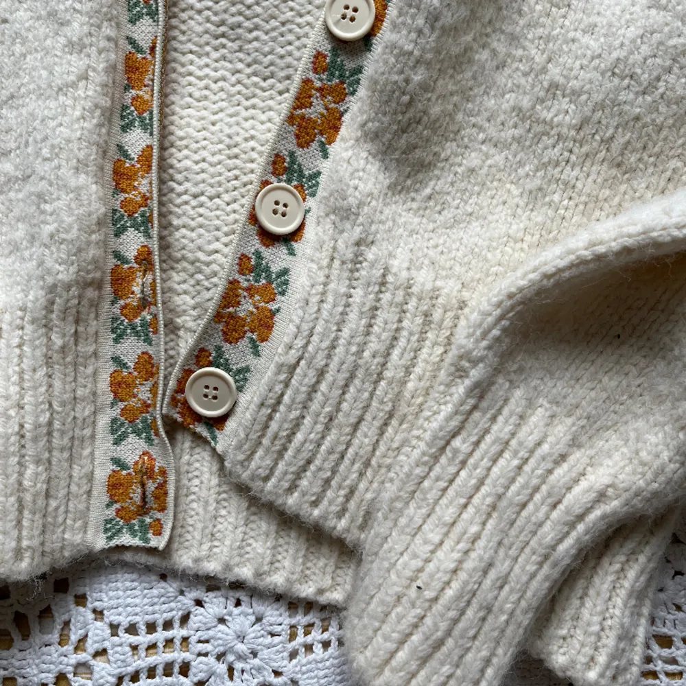 En jättefin stickad tröja med vintage blommigt tyg till krage.🌼🌻. Stickat.