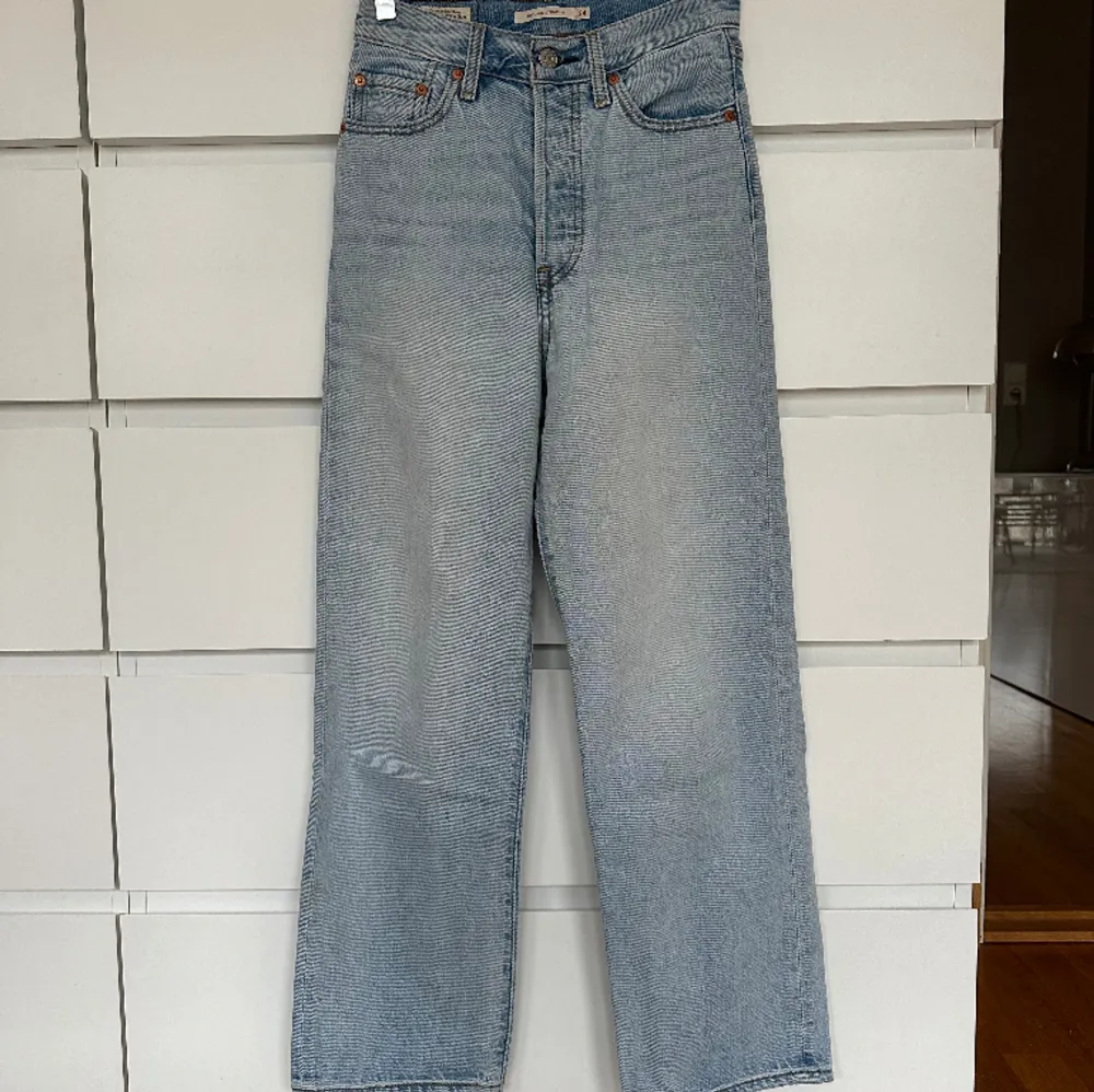 Ljusblåa Levi’s jeans i fint skick🥰. Jeans & Byxor.