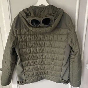 Cp company jacka  - Snygg jacka från cp company. Jätte bra skick, nypris 4100 kr. Storlek 50 passar M