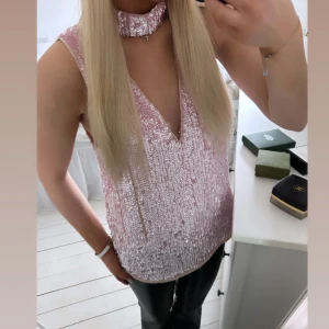 Paljett topp  - Paljett topp med halterneck krage från asos aldrig använd 