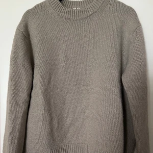 Beige Stickad Tröja - Storlek: S💕Märke: Arket💕Skick: Mycket bra💕