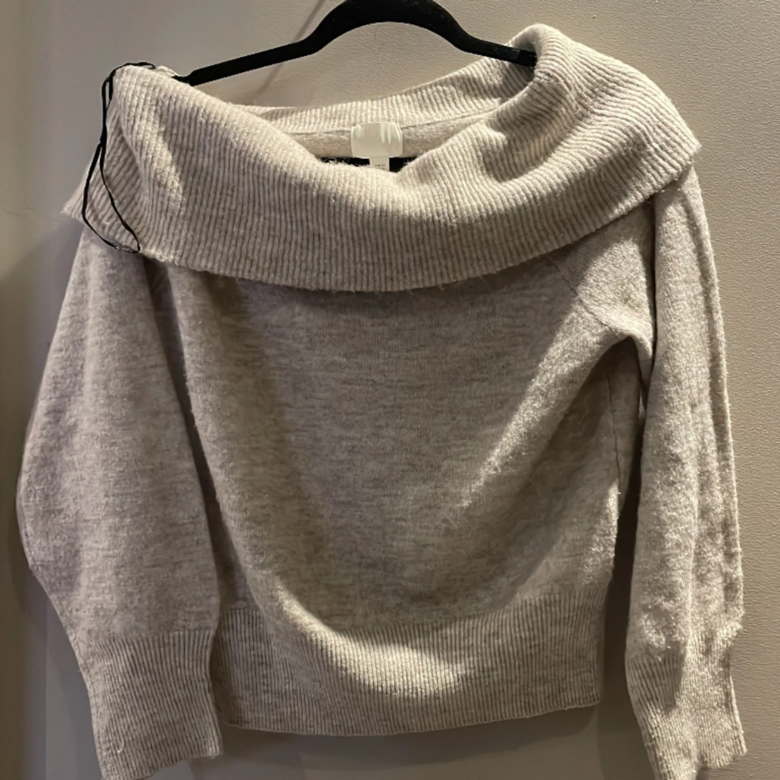 Snygg off shoulders stickad tröja från hm