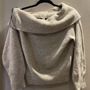 Snygg off shoulders stickad tröja från hm - Säljer denna as snygga tröjan! Inte använt på ett bra tag kanske använd den Max 3 gånger! Den är i jätte bra skick🤍