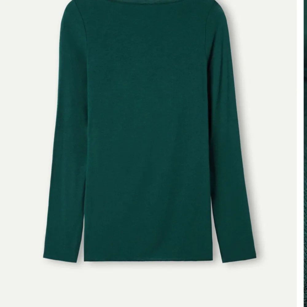 säljer denna mörkgröna intimissmi tröjan, eftersom den aldrig används. Har använt denna tröjan 1 gång. (Bilderna är från intimissmis hemsida) frågar eller funderingar skriv till mig. Original pris är 450kr sänker till 380, pris kan diskuteras.🤗🤗💞🙏🏻🙏🏻 . Tröjor & Koftor.