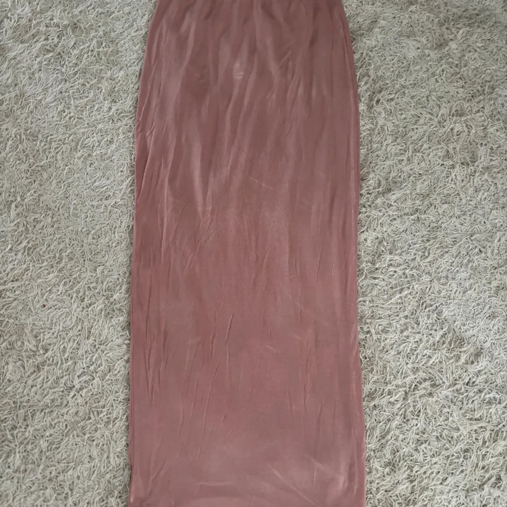 Lång rosa kjol i storlek 36 från atmosphere. Kjolar.