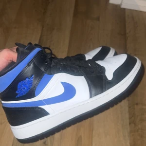 JORDAN 1 MID (RACER BLUE) - Storlek 46  Användt par gånger och är knappt creaseat 