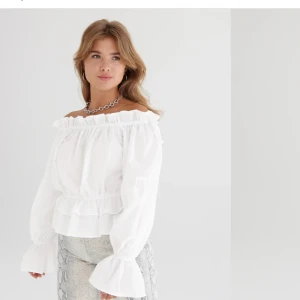 vit linnetopp  - vit topp gjort av linne! använd bara fåtal gånger och sitter jättefint på. säljer för den är för stor på mig🩷