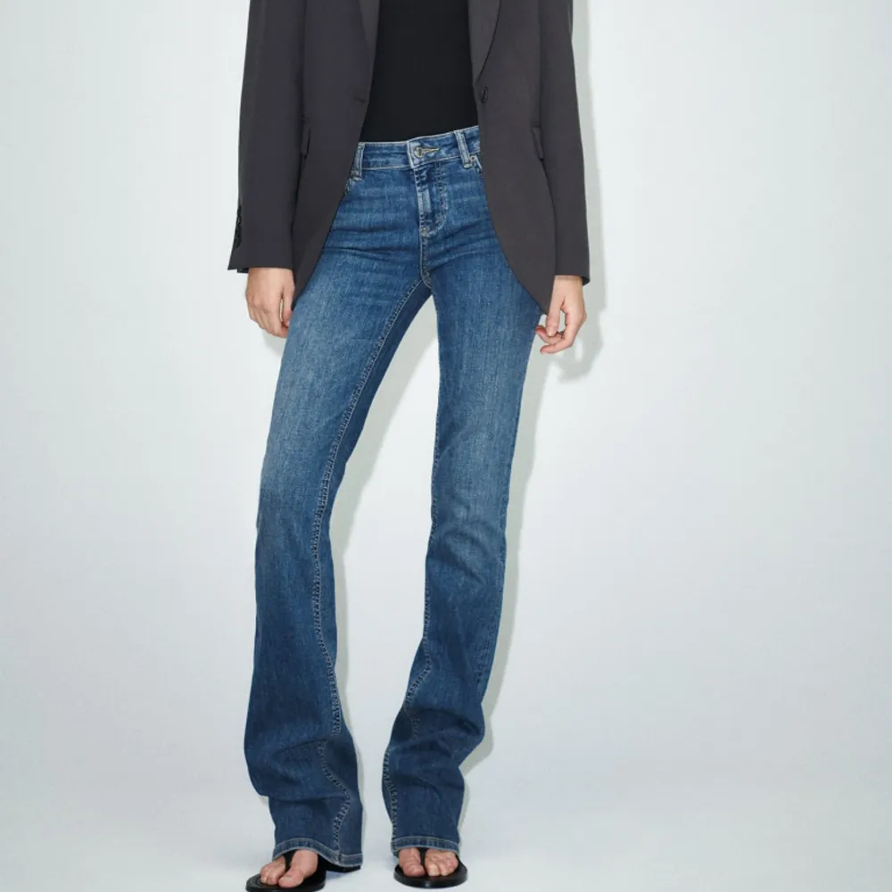 Low waist jeans från zara som knappt är anvädna! Pris är diskuterbart vid snabbaffär 🩷. Jeans & Byxor.