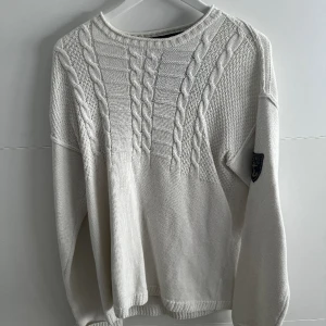 Morris vit stickad tröja  - En fräsch och fin stickad tröja från Morris! 