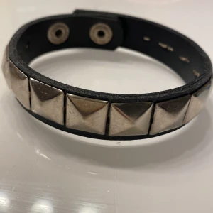 Armband💓 - Hej jag säljer armbandet för att den tyvärr inte har använts så mycket!💓 Kontakta för mer bilder💓
