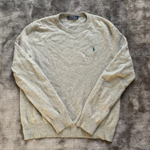 Merino Ralph Lauren tröja m - Säljer min merino tröja från Ralph Lauren i storlek m. Fint skick. Färgen är grå med grön häst