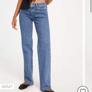 Super fina lågmijade jeans! 👖långa och går hela vägen ner💞 bara använda ett fåtal tillfällen men de har inte kommit till användning på senaste💞i storlek 28/ AU 10