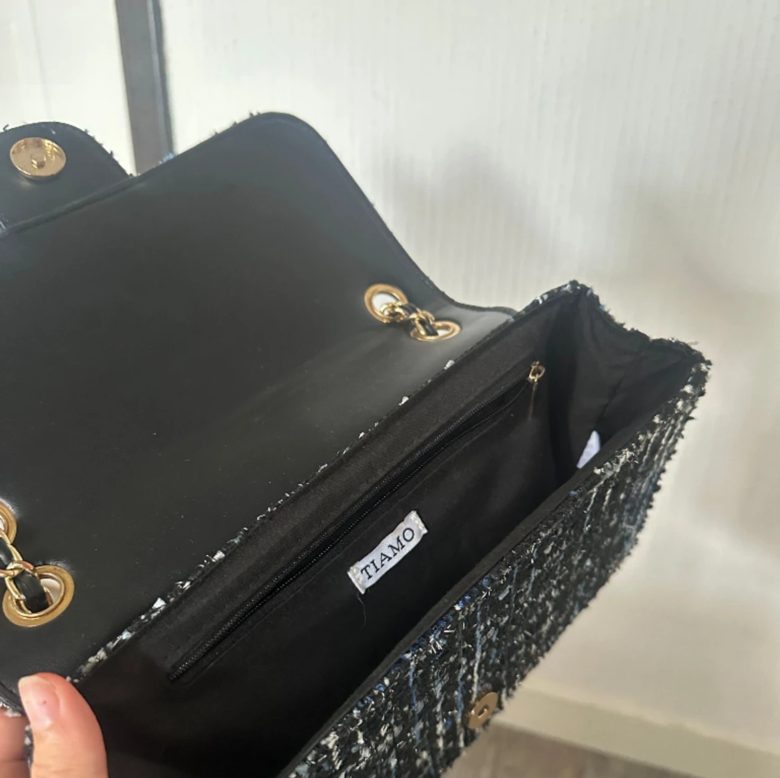 Glittrig väska med guld detaljer  - 90