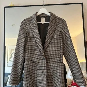 Rutig kavaj - En rutig kavaj från H&M i storlek xs. I väldigt bra skick då den knappt är använd!