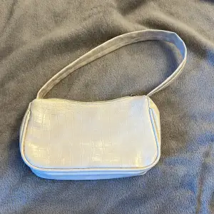Super snygg beige/vit väska som ej kommer till användning längre💞