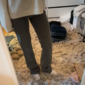 Bootcut jeans  - Jätte fina gråa bootcut jeans från Gina Tricot🤩 super sköna och perfekt färg till våren🥰
