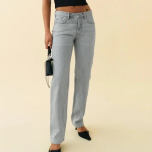 Low waist jeans  - Säljer ett par super fina Low waist jeans i ljus gråt. Byxorna är i super fint skick inga defekter💘  Längden är ner till fötterna, är 165