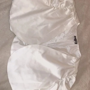 Vit minikofta  - Asssååå denna koftan är så söt men inte min stil🙃 den har väldigt fina detaljer på ärmarna som gör att det ser lyxigt och vacker ut😍