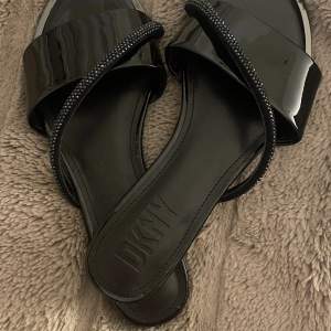 Säljer ett par söta sandalerna ifrån DKNY Original pris 1500kr säljer för 800kr priset kan diskuteras❤️(ÄKTA)         HELT NYA