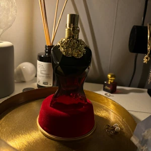 Jean Paul Gaultier La Belle Le Parfum - Helt oanvänd parfym! Har endast test sprayat en gång. Väldigt god doft men jag tycker inte att den passar mig!