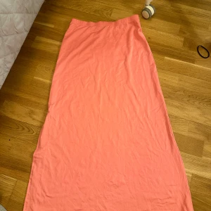 Jätte fin rosa lång kjol - Den är super fin. Är i toppskick och har inte använts någon gång. Den är i storlek m