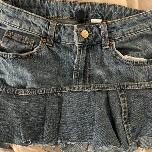 Mini kjol med volang - Gjort om ett par gammla jeans till en mini kjol, inte högsta kvalitet! :) Pris kan diskuteras! 