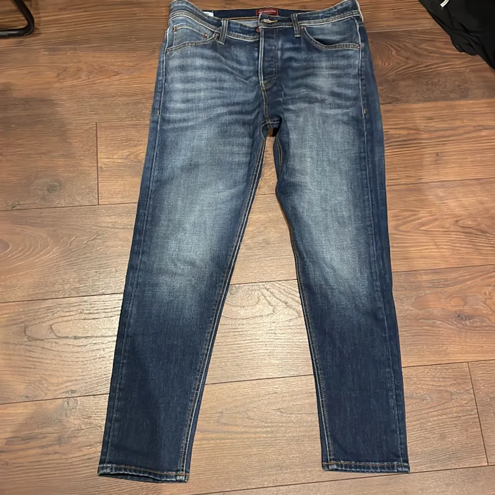 Säljer ett par Jack & Jones jeans som är använda två gånger. Storlek W33 L32.. Jeans & Byxor.