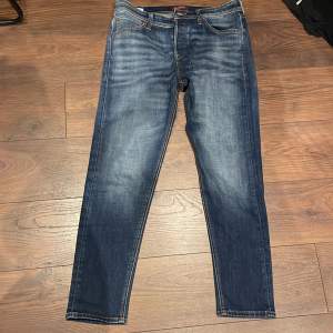 Säljer ett par Jack & Jones jeans som är använda två gånger. Storlek W33 L32.