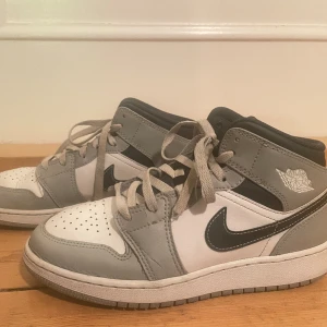 Jordan 1s  - Säljer ett par jättesnygga Jordans då dom inte kommer till användning 💞 Ena skon är lite mer sliten fram då den andra haft ett crease-skydd. Fler bilder finns såklart och är öppen för alla frågor.  Priset är inte hugget i sten ❣️ Köpta för 2999kr! 