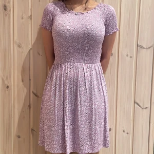Blommig sommarklänning 💜 - Jätte fin blommig klänning med storlek XS men passar också på S 🌸🌷💐💜