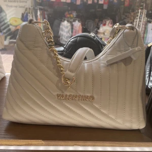 Väska - En vit valentino väska i fint skick