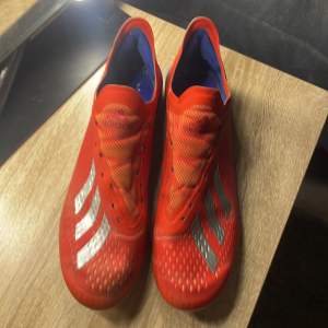 Adidas fotbollsskor röda. Är använda sälja de för de blev för små. Storlek 41 