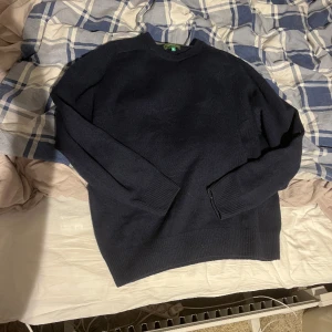Navy stickad crewneck - Väldigt skön o väldigt snygg stickad crewneck. Köpt second hand men har personligen använt typ 3-4 ggr. Mycket bra skick. 