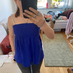 Tubtopp - Snygg marinblå topp som är jättefin på sommaren men kommer tyvärr inte till användning. 🥰