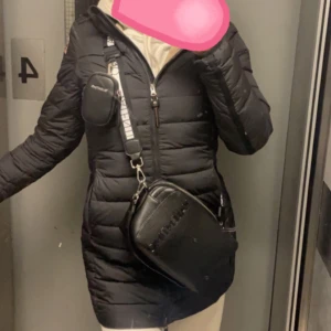 PARAJUMPER - Säljer min fina parajumper vårjacka i storlek S då den inte kommer till användning längre. Jackan har inga skador, den är fräsch och sitter bekvämt på🥰 Säljer för 1500 men kan gå ner till 1 200 vid snabb affär 😇 Pm vid intresse🥰