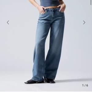 Jätte snygga jeans ifrån weekday i modellen Ample Low Loose Jeans. Dom är nästan oanvända eftersom att dom är lite för små för mig. Nypris 590kr💘 