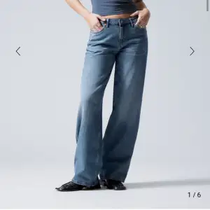 Jätte snygga jeans ifrån weekday i modellen Ample Low Loose Jeans. Dom är nästan oanvända eftersom att dom är lite för små för mig. Nypris 590kr💘 