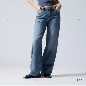 Lågmidjade Jeans  - Jätte snygga jeans ifrån weekday i modellen Ample Low Loose Jeans. Dom är nästan oanvända eftersom att dom är lite för små för mig. Nypris 590kr💘 