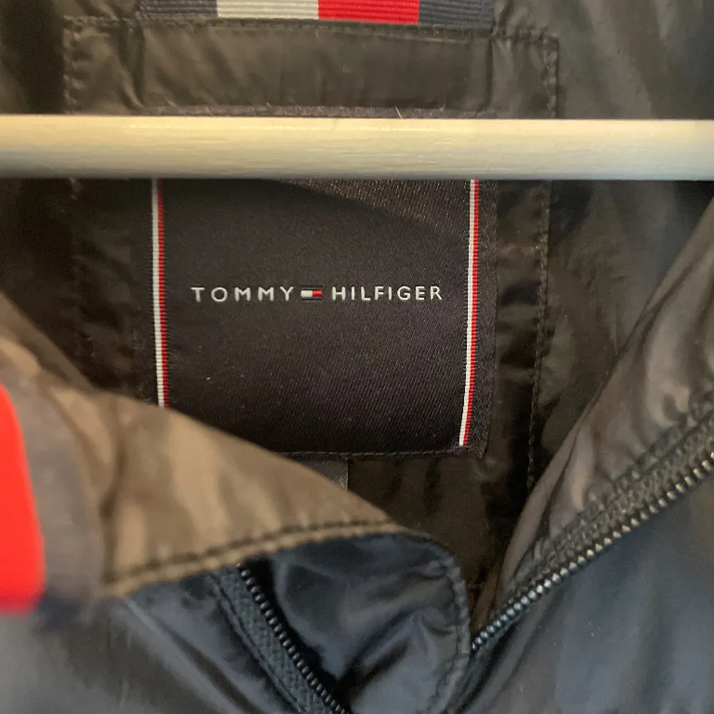 En riktigt snygg Tommy Hilfiger väst perfekt inför våren. Säljer eftersom att den inte kommer till användning. Storlek S. Nypris ligger på 1999kr . Jackor.