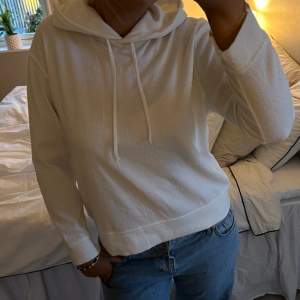 Säljer denna fina vita stickade ”hoodie” då den inte längre kommer till användning 💕Ribbstickat i materialet och storlek S 💕